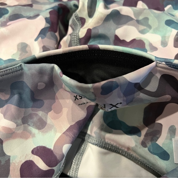 Spanx Booty Boost Active Printed 7/8 Cropped Leggings in Painted Camo (XS) - Picture 11 of 15